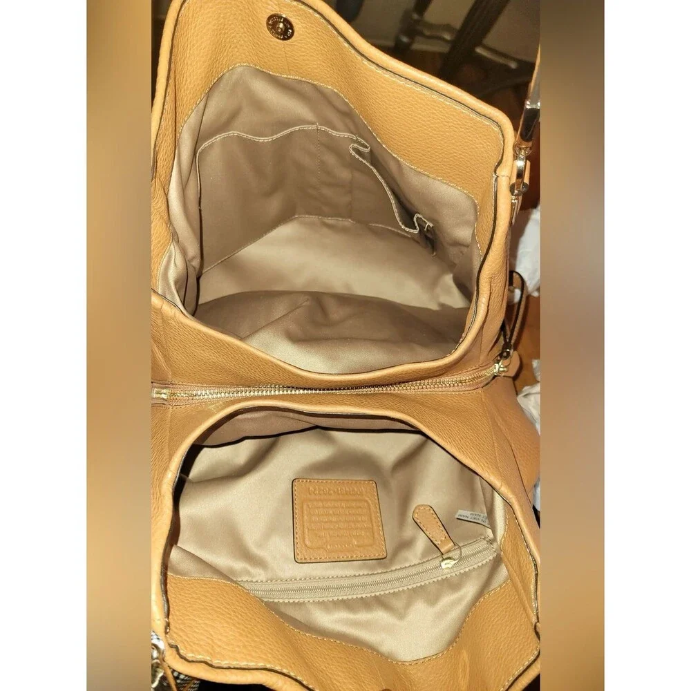 Coach Pebbled Leather Phoebe EUC Phoebe Triple Compartment w/ SCARF